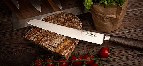 EIn Wellenschliff-Messer von Ritter liegt auf einem großen Laib Brot